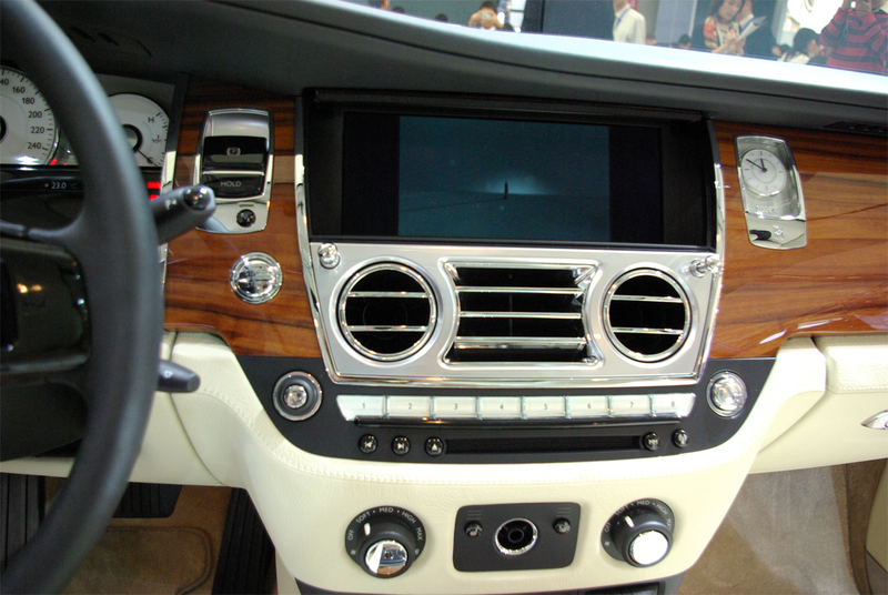 Illustration for article titled Rolls Royce 200EX Auto-Adjusting Purse Holder For The Ladies